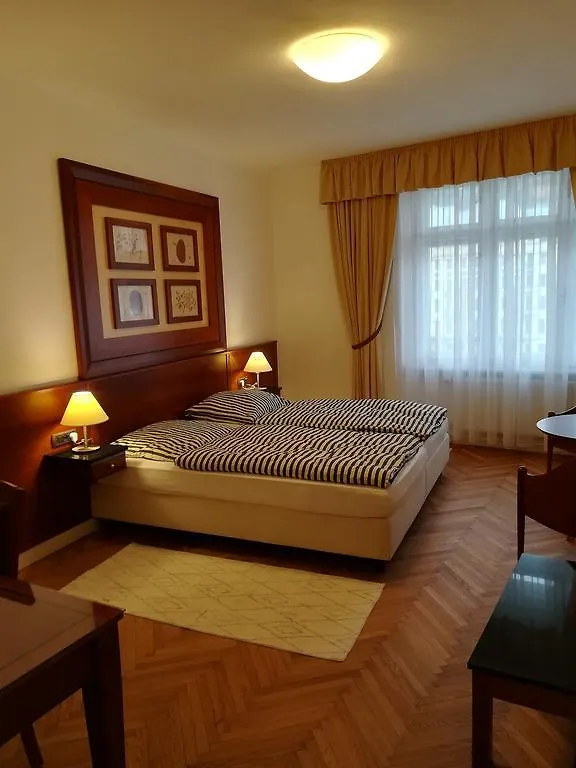Halada House Apartments Κάρλοβι Βάρι