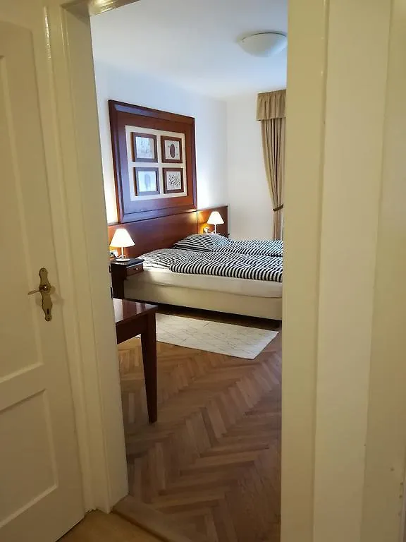 Halada House Apartments Κάρλοβι Βάρι