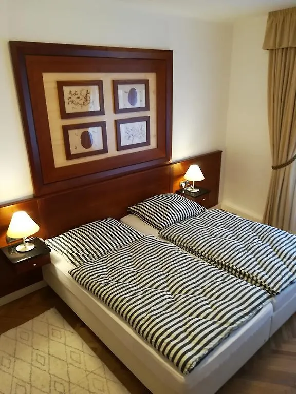 Halada House Apartments Κάρλοβι Βάρι 0*,