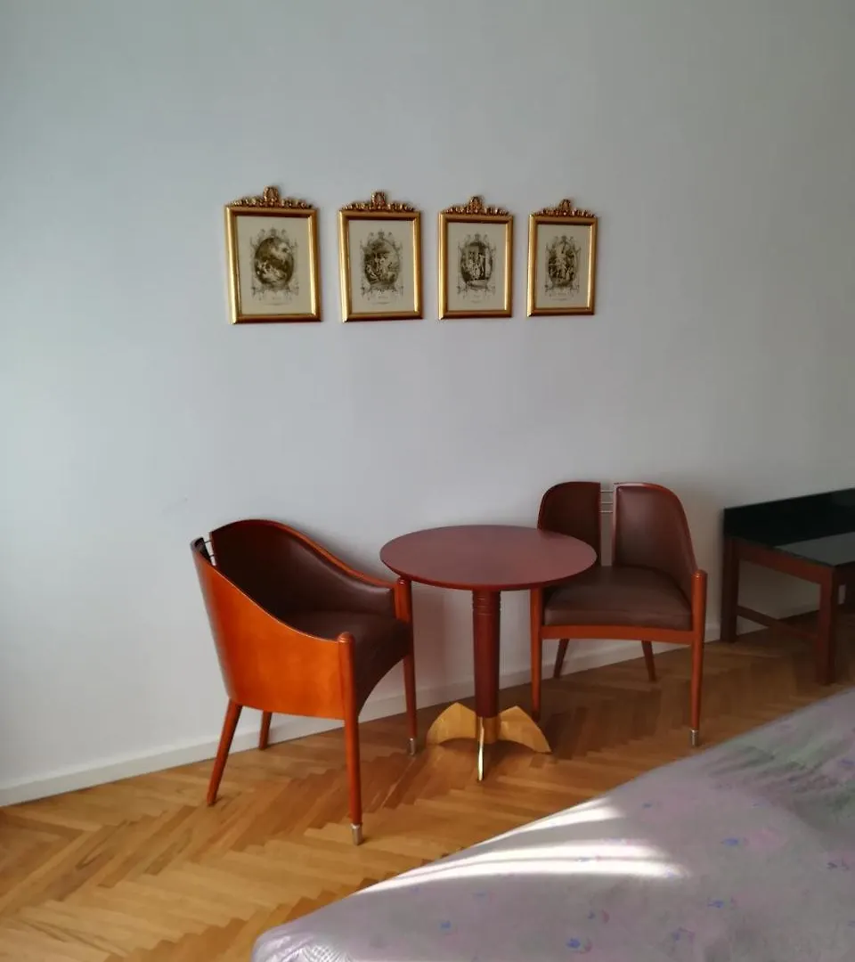 Halada House Apartments Κάρλοβι Βάρι